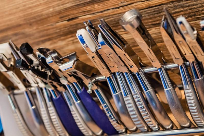 Réparation urgente de lunettes avec branches cassées ou vis manquantes en atelier optique à Jarville-la-Malgrange près de Nancy