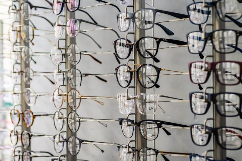 Acheter des lunettes homme sur mesure avec conseil visagiste et montures haut de gamme à Jarville proche Vandœuvre-lès-Nancy